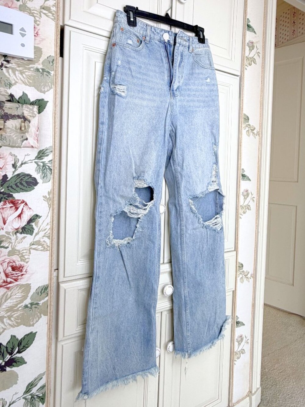 Dressed in LALA Signature 8 Rodrigo Distressed Straight Jeans S